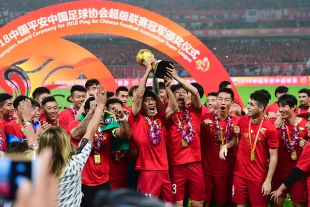 利兹联官方：队长阿姆帕杜续约4年，新合同至2030年